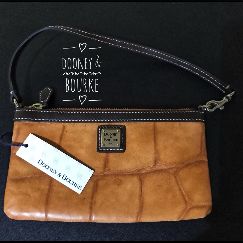 💕SOLD💕Dooney & Bourke Wristlet - Picture 1 of 8